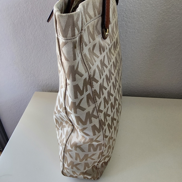 MK Signature Tote - Picture 12 of 13